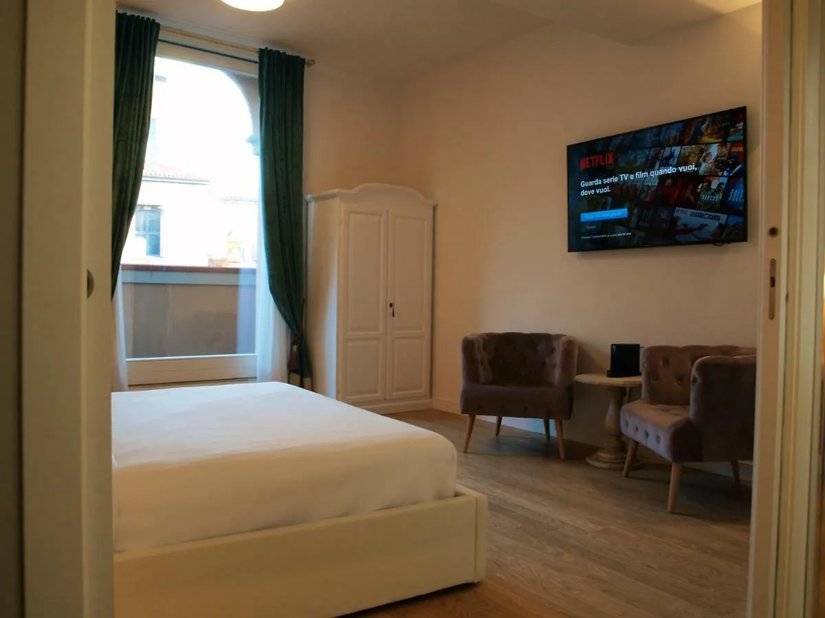 Cosmopolitan Central Rooms Bologna 3*,