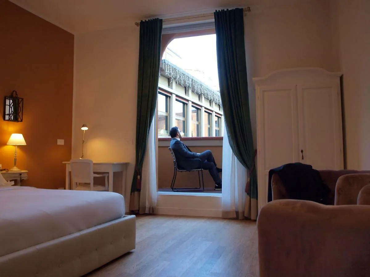 Cosmopolitan Central Rooms Bologna Italy